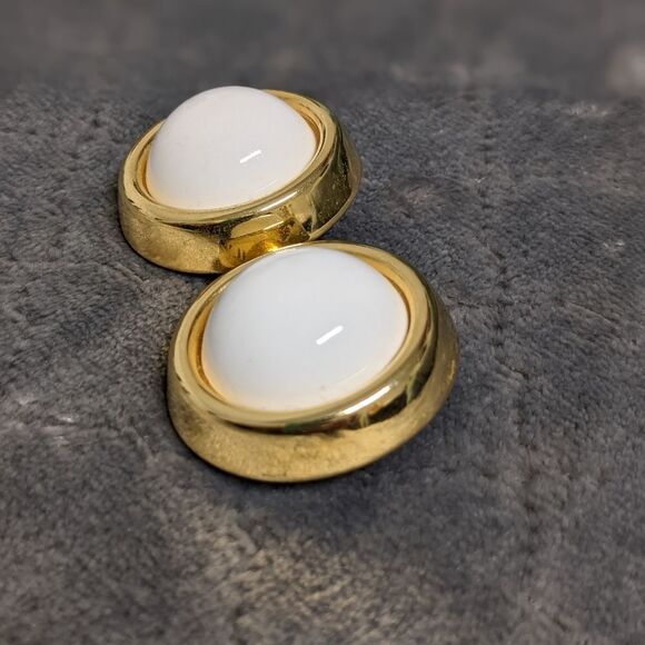 Vintage Trifari Goldtone & White Large Button Clip Earrings - Picture 2 of 9